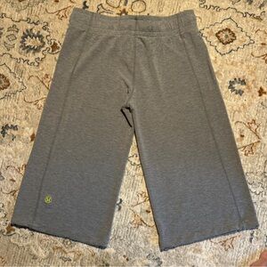 Lululemon clam digger Bermuda shorts - sz 6 (fits like 8) grey